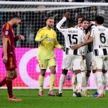 Enttäuschung bei den Roma-Profis, Jubel bei den Juve-Spielern. © APA/afp / MARCO BERTORELLO