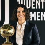 Eva Schatzer mit der Trophäe für den Golden Girl Italia Award 2025.