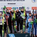 Gaben in der Damenstaffel den Ton an: Die Biathletinnen aus Frankreich (links), gefolgt von den „Azzurre mit Dorothea Wierer (Vierte von links) und Hannah Auchentaller (ganz rechts). © APA/afp / BJORN LARSSON ROSVALL