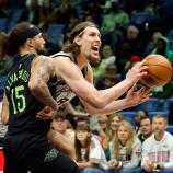 Kelly Olynyk (am Ball) und die San Antonio Spurs lieferte eine wilde Show. © APA / TYLER KAUFMAN