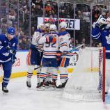 Leon Draisaitl (inmitten der Jubelszenen) steuerte drei Vorlagen bei. © APA / CHRIS TANOUYE