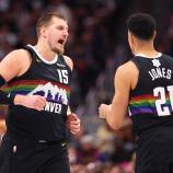 Nikola Jokic (links) sorgte wieder einmal für Höhepunkte. © APA / JUSTIN TAFOYA