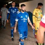 Obermais-Kapitän Martin Ciaghi (dahinter Alex Debiasi und Luca Tenderini). Rechts: Altavilla-Star Rachid Arma, der über 400 Serie-C-Spiele bestritten hat. © P. Schwienbacher