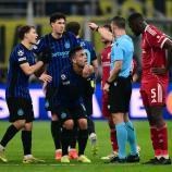 Schiedsrichter Felix Zwayer zeigt auf den Punkt – eine spielentscheidende Szene. © APA/afp / MARCO BERTORELLO