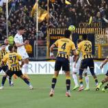 Simone Tronchin (links, in weiß) kämpft mit dem FC Südtirol um Punkte. © FC Südtirol