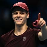 Tennis-Superstar Jannik Sinner hat gut lachen. © AFP / MARCO BERTORELLO