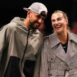 Waren zu Scherzen aufgelegt: Nick Kyrgios und Aryna Sabalenka. © APA/afp / AMR ALFIKY