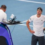 Alexander Zverev diskutiert mit dem Stuhlschiedsrichter Mohamed Lahyani. © APA/afp / IZHAR KHAN