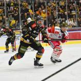 Am Sonntag jagen der HC Pustertal (schwarz) und der HC Bozen (weiß) wieder über das Eis. © HC Pustertal/Iwan Foppa