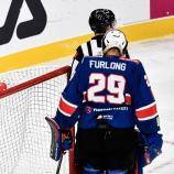 Asiagos Cracks (in weiß) jubeln ausgelassen, Ritten-Goalie Colin Furlong (rechts) kann es nicht fassen. © Diego Barbieri