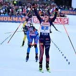 Die Norwegerin Maren Kirkeeide schnappte Lisa Vittozzi den Sieg weg. © APA/afp / TOBIAS SCHWARZ