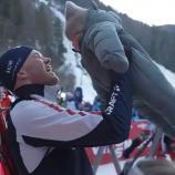 Ein Biathlon-Star freut sich mit seinem Baby. © Screenshot