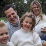 Ein emotionales Bild von Michael Schumacher mit seiner Familie.