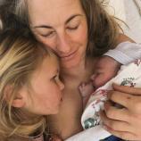 Eine Ex-Skifahrerin ist Mama geworden, hat aber bange Stunden durchlebt. © Instagram