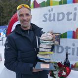 Gerti Taschler präsentiert seine selbst entworfene Siegertrophäe. © am