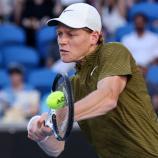 Jannik Sinner bestreitet sein Achtelfinale. © APA/afp / DAVID GRAY