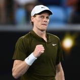 Jannik Sinner greift am Mittwochmorgen nach dem Halbfinale. © ANSA / JOEL CARRETT