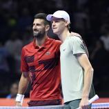 Jannik Sinner (r.) und Novak Djokovic treffen am Freitag in Melbourne aufeinander. © ANSA / STR