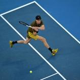 Jannik Sinner schlägt in Melbourne auf. © APA/afp / PAUL CROCK