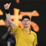 Jannik Sinner tauschte sich mit Giovanni Franzoni aus. © ANSA / LUKAS COCH