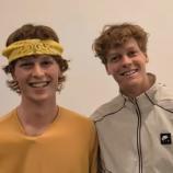 Jannik Sinner und sein Doppelgänger in Australien.