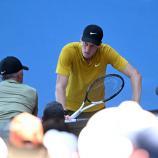 Jannik Sinner war zeitweise völlig entkräftet. © ANSA / LUKAS COCH