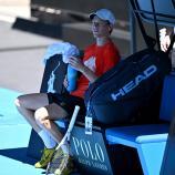 Jannik Sinner wartet auf seinen Jahresauftakt. © APA/afp / WILLIAM WEST