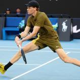 Jannik Sinner wirft in Melbourne alles in die Waagschale. © APA/afp / DAVID GRAY