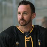 Jonathon Blum versucht, sein Team mit deutlichen Worten wachzurütteln. © HC Pustertal