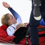 Marte Monsen musste verletzt abtransportiert werden. © ANSA / ALESSANDRO DELLA VALLE