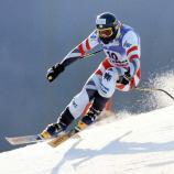 Mit legendärem Kinnschutz  unterwegs zu seinem noch immer bestehenden Streckenrekord auf der Streif: Am 25. Jänner 1997 war Fritz Strobl in 1.51,58 Minuten im Ziel. © APA