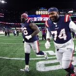Morgan Moses und Thayer Munford Jr. feiern den Sieg ihrer Patriots. © APA / ADAM GLANZMAN
