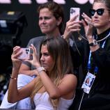 Myla (l.) und Charlene Federer (r.) mit ihrer Mutter Mirka (Mitte) auf den Rängen in Melbourne. © APA/afp / WILLIAM WEST