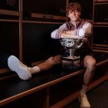 Schon zwei Mal hat Jannik Sinner die Australian-Open-Trophäe geholt , der dritte Coup soll in neuem Style erfolgen. © APA/afp / FIONA HAMILTON