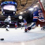Sean Durzi (links) trifft gegen die Rangers zum Sieg. © APA / BRUCE BENNETT