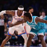 Shai Gilgeous-Alexander (hinten) kam mit Oklahoma gegen die Hornets nicht auf Touren. © APA / JOSHUA GATELEY