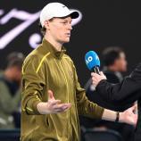 Sinner im Interview mit Jim Courier. © APA/afp / DAVID GRAY