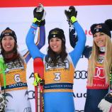 So sieht eine Siegerin aus: Nicol Delago (Mitte) gewann das Rennen in Tarvis vor Kira Weidle-Winkelmann (links) und Lindsey Vonn. © APA/afp / MARCO BERTORELLO