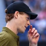 Tennis-Superstar Jannik Sinner musste schmunzeln. © APA/afp / DAVID GRAY