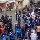 Die Olympische Fackel bahnt sich derzeit ihren Weg durch Südtirol. Einer der Fackelträger ist Ski-Held Kristian Ghedina. Der 13-fache Weltcupsieger trug das Feuer am Dienstag durch Brixen (hier im Video im weißen Outfit). Und er ließ es sich nicht nehmen, seinen legendären Move auszupacken. Bei der Kitzbühel-Abfahrt im fernen Jahr 2004 sorgte Ghedina mit einer waghalsigen Grätsche auf dem Zielsprung für großes Staunen. Nun wiederholte er das – natürlich in kleinerem Rahmen – beim Fackellauf in Brixen. Video: Gemeinde Brixen/Oliver Klammsteiner © stol