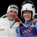 Armin Zöggeler strahlt mit Verena Hofer, die Bronze in der Teamstaffel geholt hat. © FELICE CALABRO' / Felice Calabro'