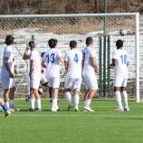 Brunecks Philipp Piffrader (blaue Nummer 11) versenkte im Derby gegen Stegen einen Freistoß. © David Laner