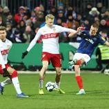 Chris Führich (Mitte) und Stuttgart mühten sich gegen Kiel lange, am Ende stand aber ein klarer Sieg zu Buche. © APA/afp / IBRAHIM OT