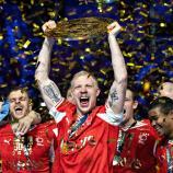 Dänemarks Kapitän Magnus Saugstrup streckt den Siegerpott in die Höhe. © APA/afp / HENNING BAGGER