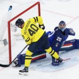 Damian Clara klärt gegen Elias Pettersson. © ANSA / FAZRY ISMAIL