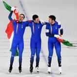 Das italienische Eisschnelllauf-Team jubelt über den Erfolg. © APA/afp / DANIEL MUNOZ