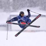 Der britische Freestyler Gus Kenworthy protestiert gegen die US-Einwanderungsbehörde (ICE). © APA/afp / KIRILL KUDRYAVTSEV