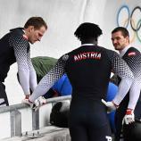 Die Anschieber konnten den Bob selbstständig verlassen, Pilot Jakob Mandlbauer wurde nach dem Crash in der Bahn behandelt. © APA/afp / TIZIANA FABI