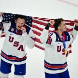 Die USA haben sich im Eishockey zum Olympiasieger gekrönt. © APA/afp / JULIEN DE ROSA