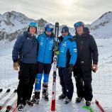 Dominik Paris mit seinem Team, von links Physio Luis Kuppelwieser, Trainer Alberto Ghidoni und Skiman Sepp Zanon.